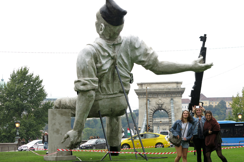 Illustration for article titled Hungría homenajea la foto más icónica de la Guerra Civil Española con esta escultura horrorosa